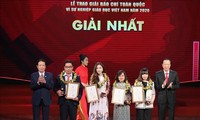 “为越南教育事业做出贡献”全国新闻奖颁奖仪式