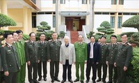 越共中央总书记、国家主席阮富仲：加强廉洁公安队伍建设