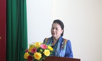 越南国会主席阮氏金银向槟椥省人民赠送年礼