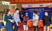 越南全国各地政府向政策优抚家庭、民族同胞和特困家庭赠送年礼