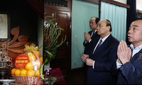 越南政府总理阮春福在主席府胡志明主席遗迹区上香，缅怀胡志明主席