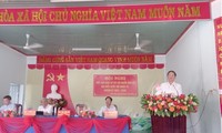 越共中央经济部部长陈俊英在庆和省与选民接触并开展竞选