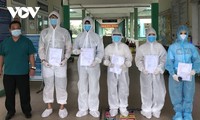 岘港市肺科医院5名新冠肺炎患者治愈出院