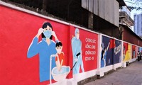 传递防控疫情信息的宣传壁画遍布整个河内市