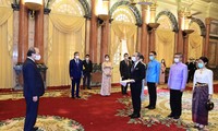 国家主席阮春福会见前来递交国书的各国驻越大使