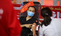 越南人民不管疫情踊跃参加无偿献血活动