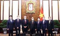 越南国家主席阮春福会见前来递交国书的各国大使