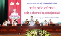 越南​国会主席王庭惠与海防市选民进行接触