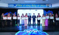  11·20 越南教师节：对提出多项教学倡议的 50 名教师进行表彰