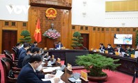 越南政府总理范明政与岘港市领导班子举行视频会议