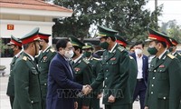 越南政府总理范明政看望慰问第四军区和广平省军事指挥部指战员
