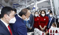 越南国家主席阮春福出席2022年越南纺织品服装集团竞赛运动启动仪式
