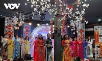 2022年春天重逢艺术表演活动中的​越南传统奥黛