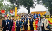 越南国家主席与海外侨胞在升龙皇城举行上香仪式，并在胡伯伯鱼塘放生鲤鱼