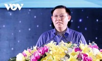 越南国会主席王庭惠出席平阳省“春节团聚-春天平安”活动