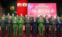 越南政府总理范明政向河内市公安力量拜年