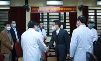 越南政府副总理武德担向医务人员拜年并检查新冠疫苗接种工作