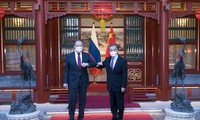 中国国家主席习近平与俄罗斯总统普京举行会晤