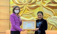 加拿大驻越大使荣获越南“致力于各民族和平友好”纪念章