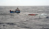 越南海军军舰营救海上遇险的庆和省渔民