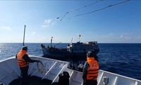 越南渔检船将在长沙群岛海域发生事故的渔船拖曳回港
