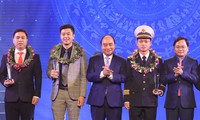 越南国家主席阮春福向2021年优秀青年颁奖