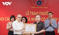 表彰在2021年越南之声重大活动中取得突出成绩的集体和个人