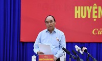 越南国家主席阮春福与胡志明市古芝和霍门两县选民接触
