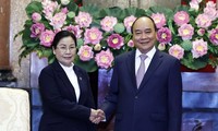 阮春福会见老挝最高人民法院院长