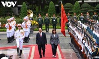 越南国家主席阮春福主持仪式欢迎希腊总统萨克拉罗普卢对越南进行正式访问