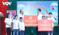 越南国家主席阮春福探望并向河内章美县残疾儿童赠送礼物