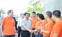 越南政府总理范明政视察岘港市一些高新技术工厂和项目