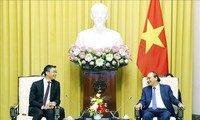  越南国家主席阮春福会见越南驻瑞士名誉领事菲利普·罗斯勒