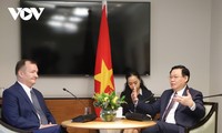 越南国会主席王庭惠会见对越投资的英国企业代表