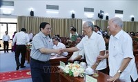 越南政府总理范明政与芹苴市选民接触