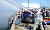 岘港市举行海上溢油应急演练
