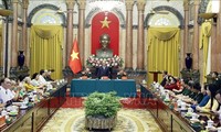 越南国家主席阮春福会见越南英雄母亲、英雄烈士家属代表团