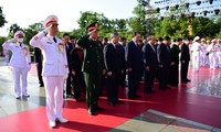  越南党和国家领导人上香缅怀英雄烈士 入陵瞻仰胡志明主席遗容