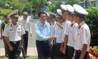 越共中央宣教部部长阮仲义视察富安省潜艇官兵疗养中心