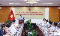 越南政府总理范明政与越南驻外贸易代表机构召开在线会议