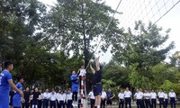 韩国海军“闲山岛”号训练舰与越南海军125旅官兵举行体育友谊赛