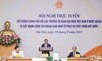 越南政府总理与越南驻各国代表机构负责人就大力推动经济外交工作举行视频会议