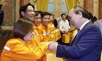 越南国家主席阮春福会见电力行业优秀工人
