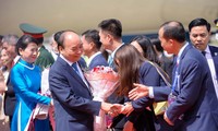 越南国家主席阮春福抵达曼谷，开始访问泰国、出席APEC 29之旅