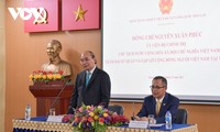 越南国家主席阮春福探望旅泰越南人和越南驻泰国大使馆