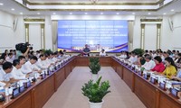 越南政府总理范明政与胡志明市领导班子就后疫情时代经济社会发展问题举行工作会议