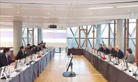 越南政府总理范明政与欧洲投资银行领导人举行工作会议