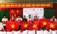 越南红十字会与渔民肩并肩