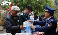越南海上警察第一区向白龙尾岛县政府和人民拜早年