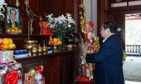 越南政府总理范明政在胡志明市向已故政府领导人家属拜年